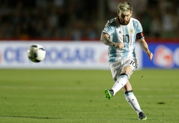 SAN JUAN. El momento en que Messi acaricia la pelota que terminó en el ángulo del arco colombiano. // AP, tomada del diario Perfil.