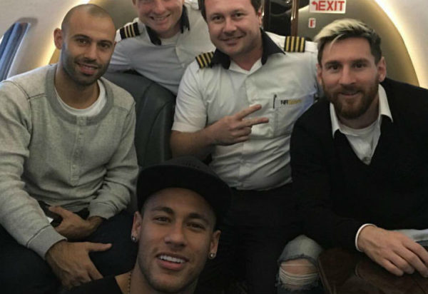 Los tres futbolistas de Barcelona compartieron el vuelo en el avión privado de la estrella del seleccionado brasileño. El delantero compartió la imagen en las redes sociales. @argentina