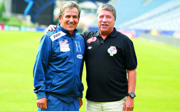 Jorge Luis Pinto (Honduras) y Hernán Darío "Bolillo" Gómez ( Panamá) enfrentados hoy en la primera fecha del hexagonal. Foto tomada de http://www.prensa.com/