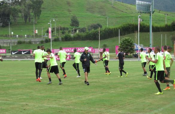 GUARNE. Juan Carlos Quintero, en el centro de cachucha, encargado de la preparación física de los juveniles de Nacional que enfrentarán el domingo a Santa Fe, partido de vuelta de la semifinal de Liga. Foto Atlético Nacional.
