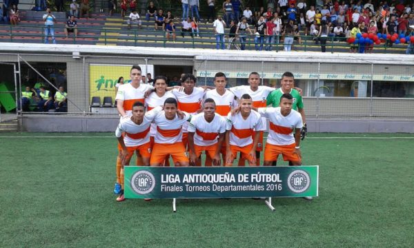 Buen equipo  La Chalaca de la categoría Sub 18 A. Perdió en el minuto 89 con el Medellin. Foto Carlos Julio Serna / Cápsulas
