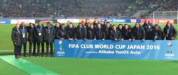 Con el Pregón Verde de fondo en el estadio Internacional de Yokohama, la delegación nacionalista recibió la medalla que los identifica como el tercer mejor equipo el Mundo 2016. Foto cortesía Atlético Nacional.