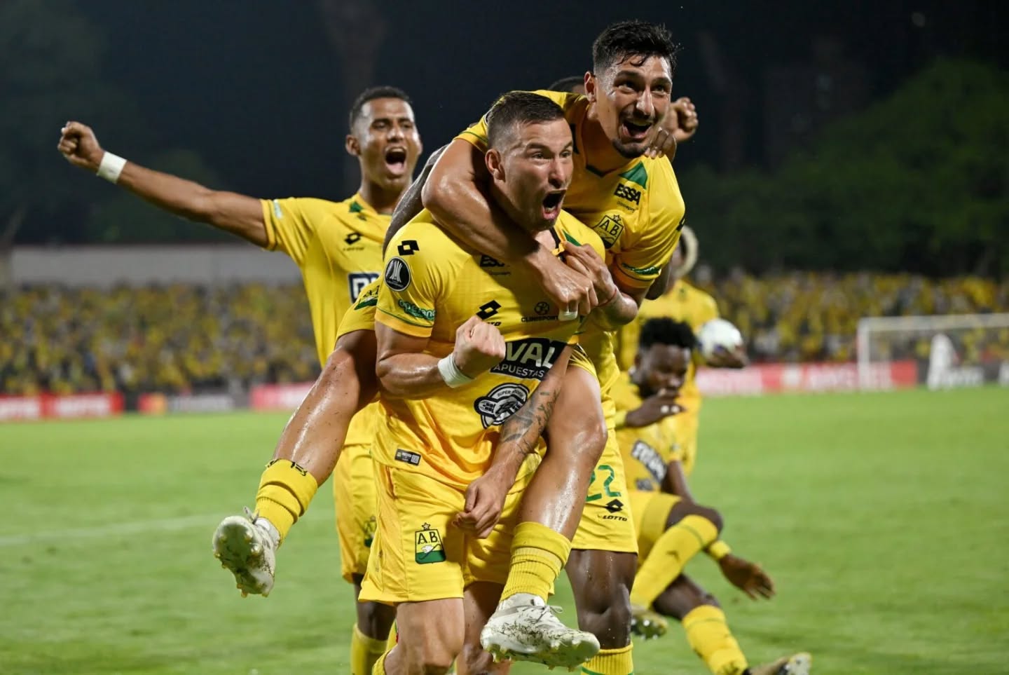 Bucaramanga, de «tripas corazón»
Resultado: Bucaramanga 1 – Fortaleza (Brasil) 1. Goles: Abrió la cuenta Deyverson (minuto 19), penal que rechazó Aldair Quintana, en el rebote convirtió el brasileño. Empate con penal y decisión del VAR, Luciano Pons (minuto 89)
-Lo increíble. Bucaramanga errático en las entregas, sintió la ausencia de su pilar creativo (Sambueza) rondó la derrota en un par de contragolpes de Fortaleza, uno con Aldair Quintana vencido, remate en el paral.
-De milagro. Y Bucaramanga, que mejoró con el ingreso de Sherman Cárdenas (minuto 68 por Castañeda), lo pudo empatar en la agonía, aunque también lo pudo ganar en tiempo de reposición cuando Jhon Vásquez habilitó a Kevin Londoño debajo del arco y elevó.
-Lado flaco. Del cuadro leopardo el lateral izquierdo Fredy Hinestroza. Generó un inocente penal. Lejos Andrés Felipe Ibargüen de ser el creativo que pueda dar la mano en ausencia de Fabián Sambueza.
-Conclusión. Sin jugar bien, empate búcaro de «tripas corazón» para que mantenga el invicto en tres fechas, con puntaje que lo tiene como líder del Grupo E, con tiempo para esperar el 6 de mayo en el Américo Montanini al argentino Racing.
COLOFÓN. Nadie, seguramente ni los más fervorosos hinchas del Bucaramanga, esperaban tan excelente arranque de grupo y eso que ha dejado escapar de local cuatro puntos. El favorito del E en la Libertadores era Racing, el flamante campeón de la Sudamericana.
Foto @Libertadores
#Conmebol #ConmebolLibertadores #Bucaros #Bucaramanga
